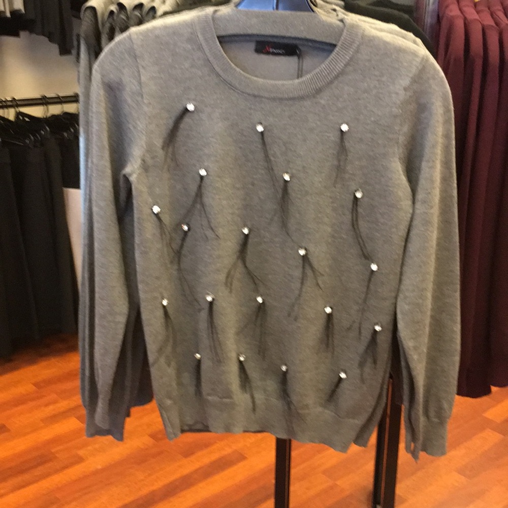 Sweater with crystal stones and feathers